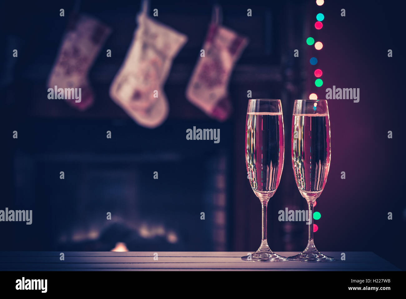 Due bicchiere di champagne sul Natale sfondo bokeh di fondo Foto Stock