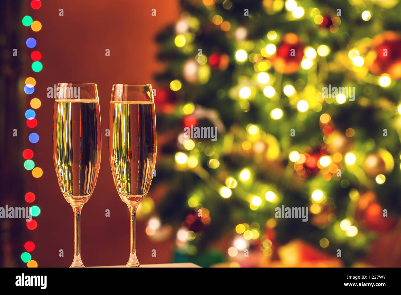 Due bicchiere di champagne sul Natale sfondo bokeh di fondo Foto Stock