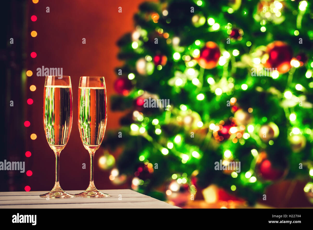 Due bicchiere di champagne sul Natale sfondo bokeh di fondo Foto Stock