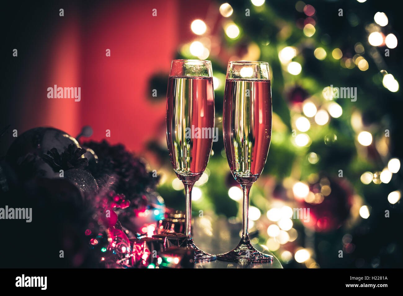 Due bicchiere di champagne sul Natale sfondo bokeh di fondo Foto Stock