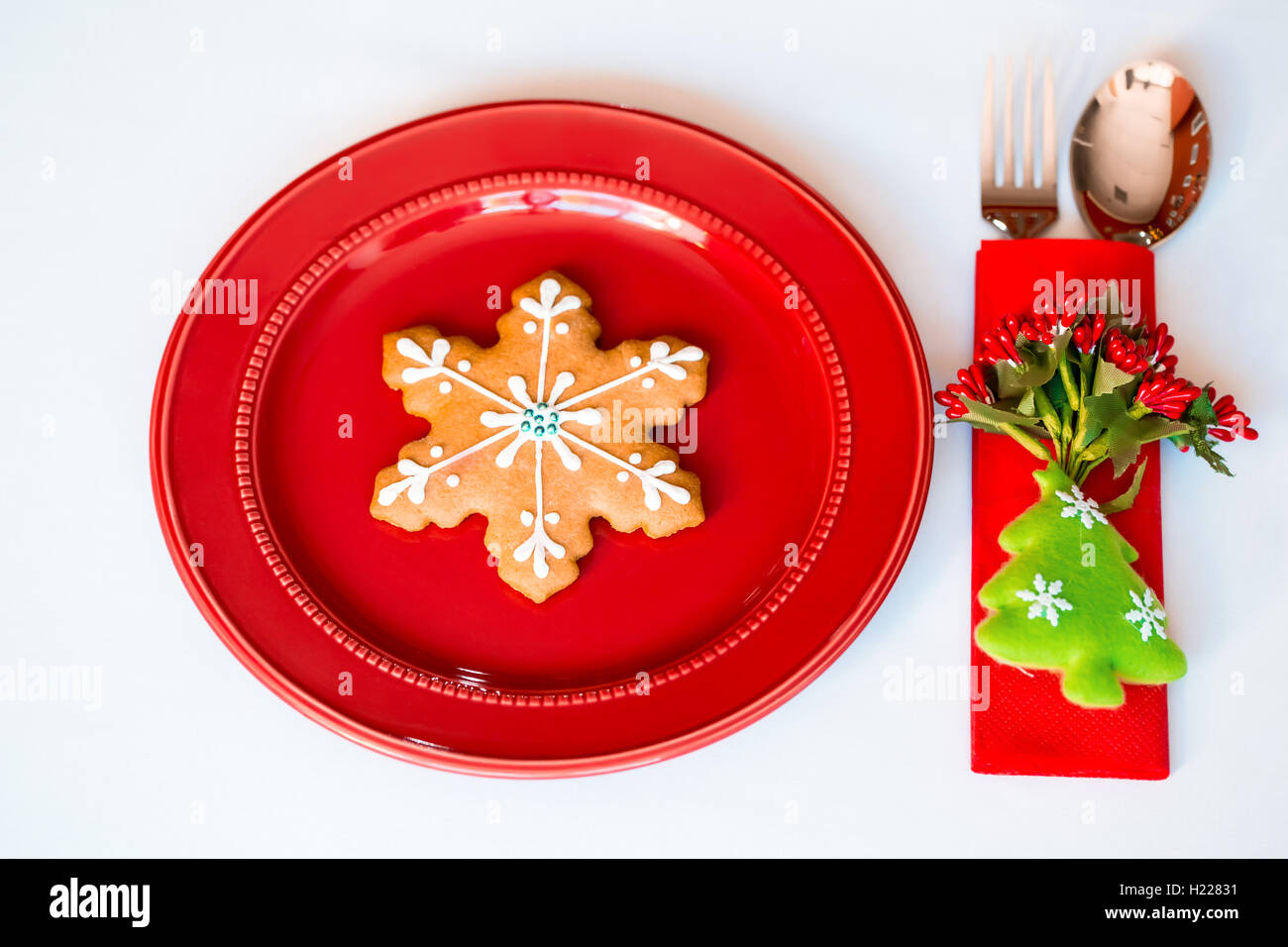 Sfondo di natale - elegante targhetta rossa con i cookie e cucchiaio, forcella, coltello. Foto Stock