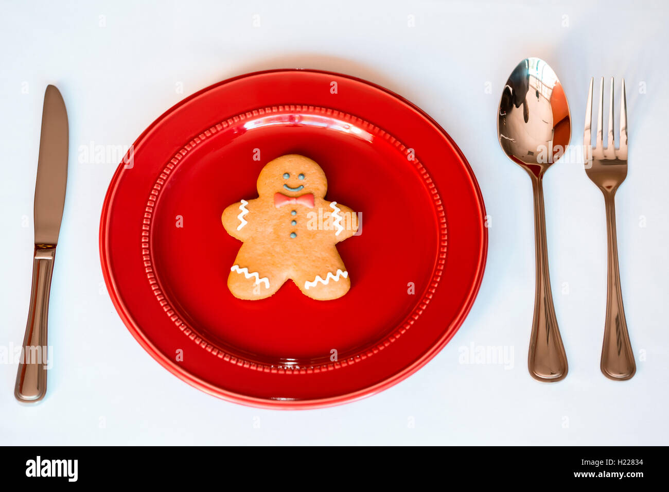 Sfondo di natale - elegante targhetta rossa con i cookie e cucchiaio, forcella, coltello. Foto Stock