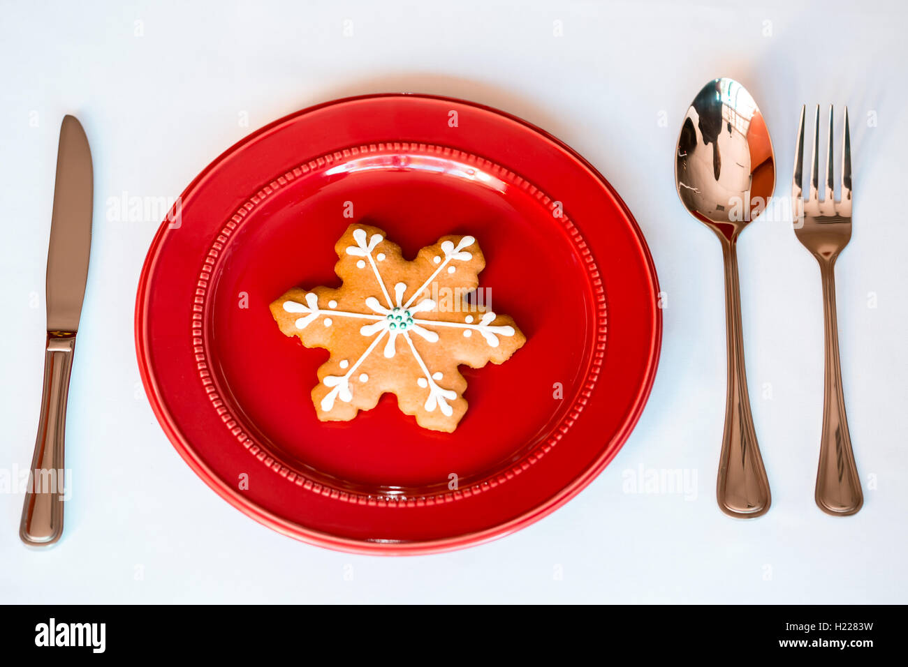 Sfondo di natale - elegante targhetta rossa con i cookie e cucchiaio, forcella, coltello. Foto Stock
