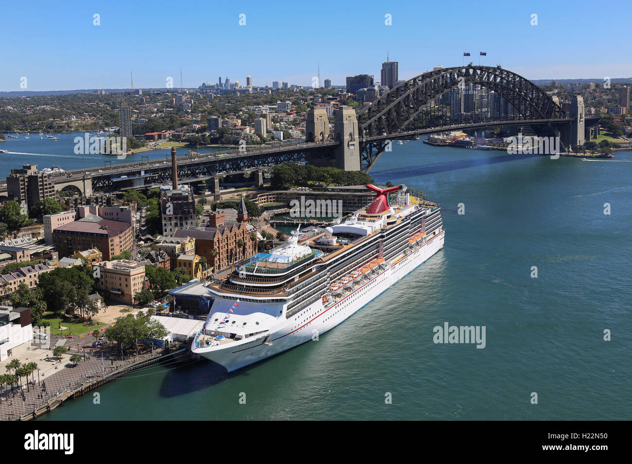 Vista aerea della lussuosa nave da crociera Carnival spirito attraccata al Terminal Passeggeri Oltreoceano Circular Quay di Sydney Australia Foto Stock