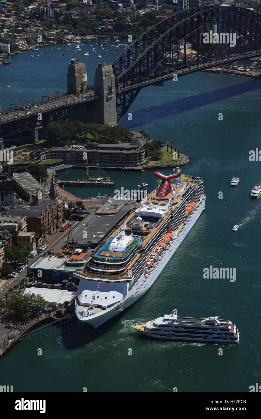 Vista aerea della lussuosa nave da crociera Carnival spirito ormeggiato a Overseas Passenger Terminal Sydney Australia Foto Stock