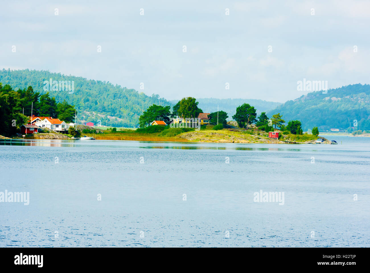 Askeron, Svezia - 9 Settembre 2016: ambientale documentario del paesaggio costiero in una nebbiosa giornata in autunno. Foto Stock