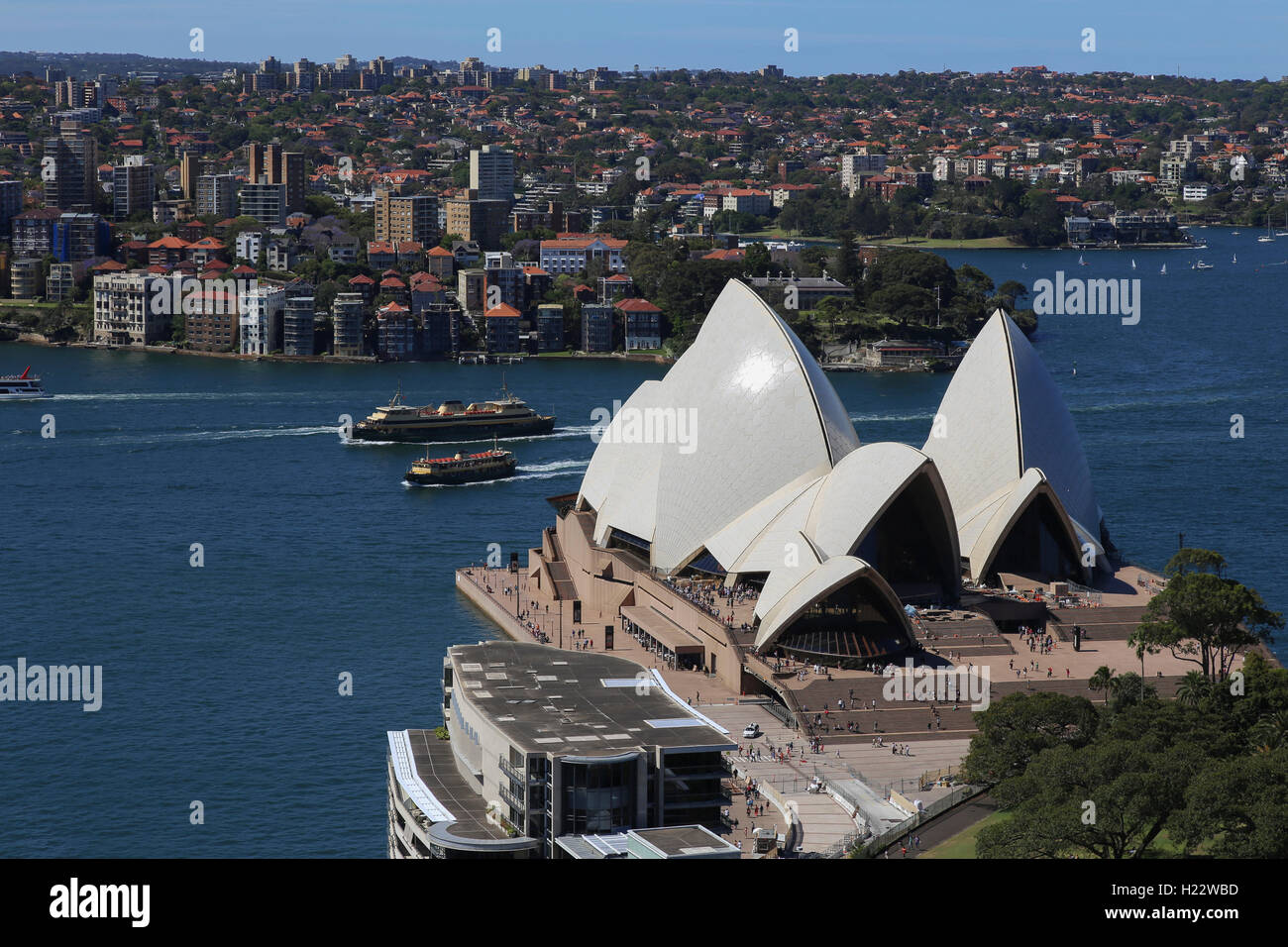 Vista aerea del porto di Sydney ferries passando la Opera House di Sydney New South Wales AUSTRALIA Foto Stock