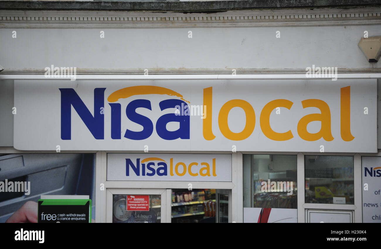 Un Nisa accesso locale su uno di loro high street edicola uscite, Foto Stock