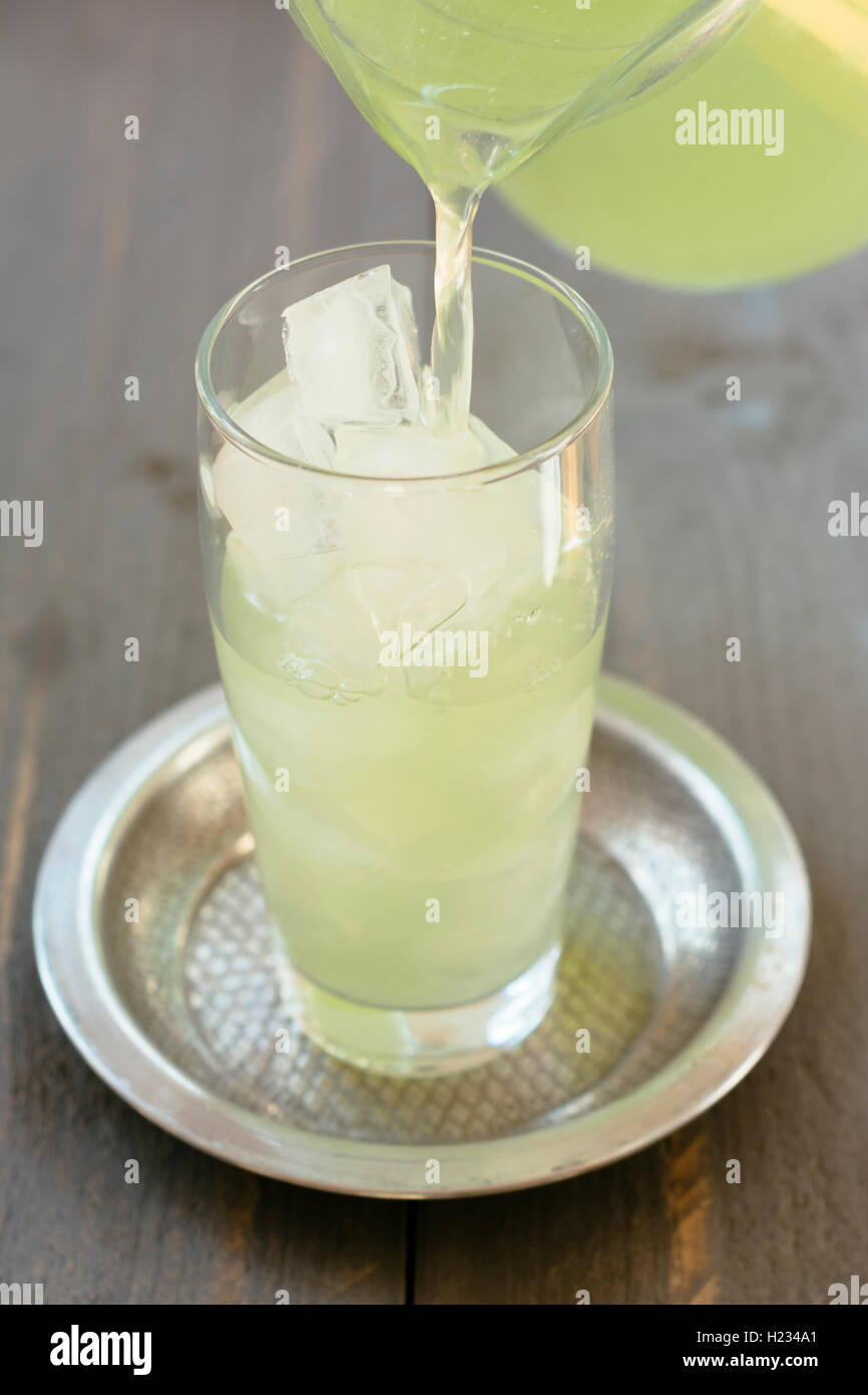 Limonata di lime al in un bicchiere con cubetti di ghiaccio Foto Stock