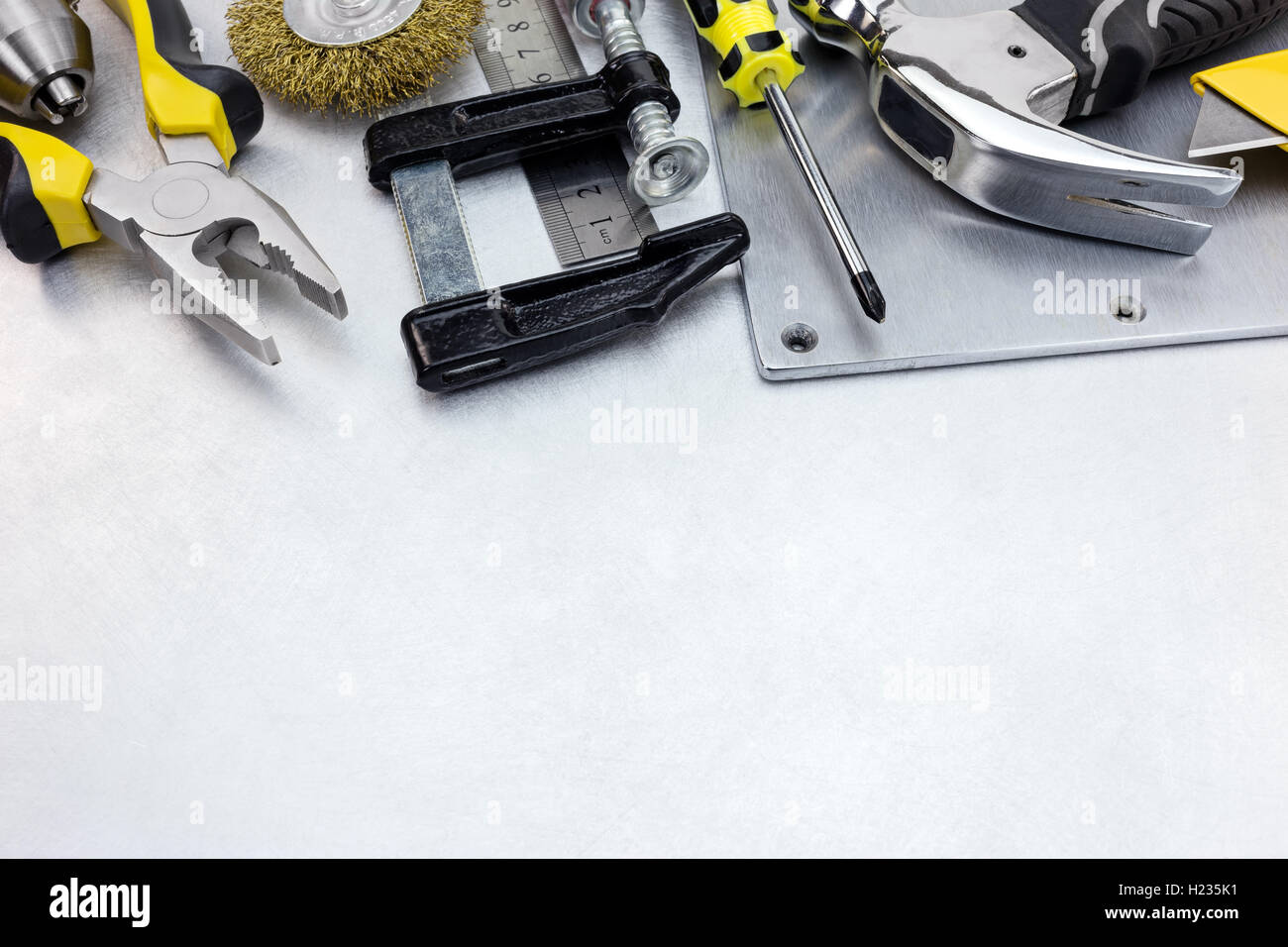 Set utensile di vari strumenti per la casa di ristrutturazione e il lavoro a mano su metallo grigio sfondo Foto Stock