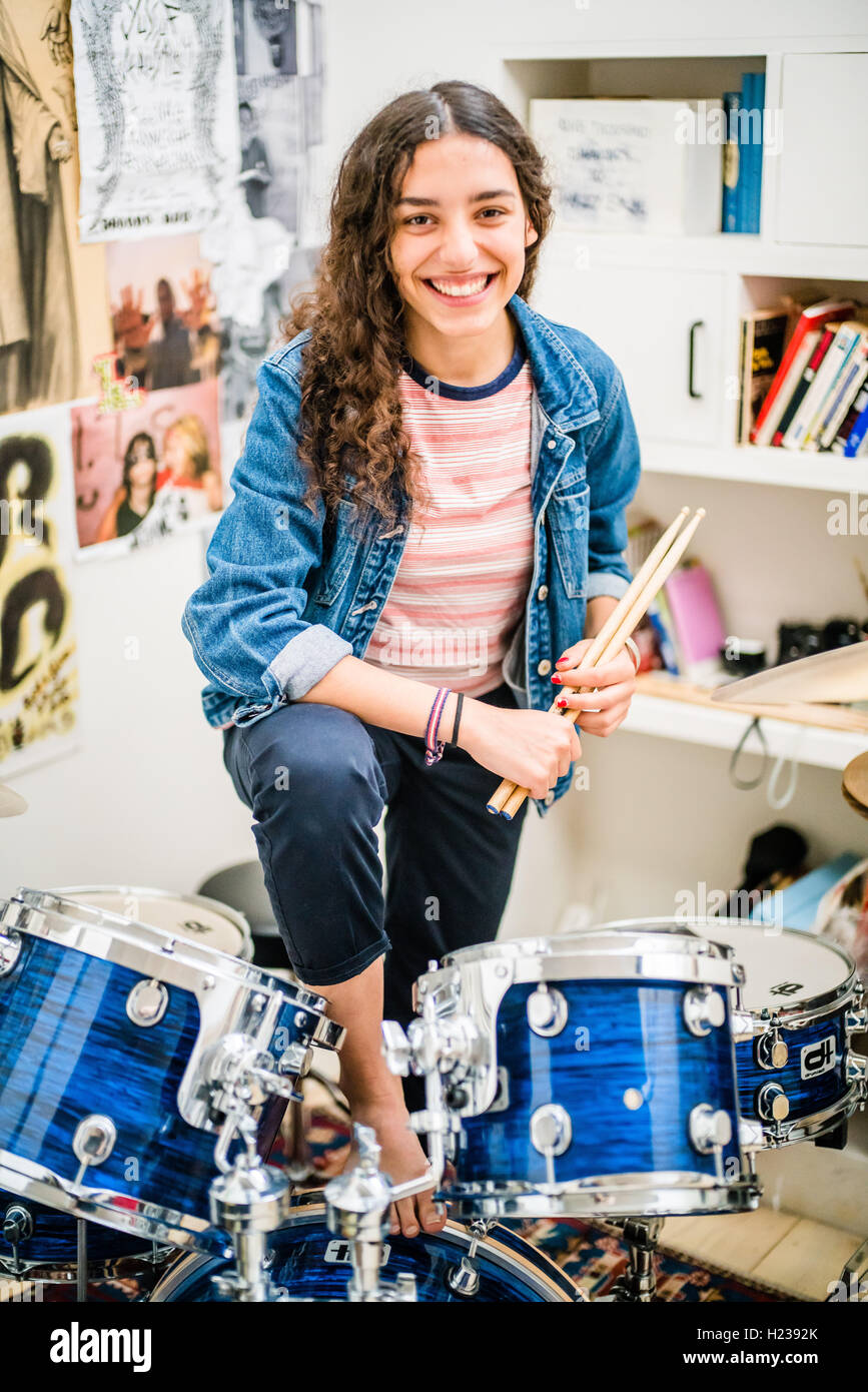 Ragazza che suona la batteria immagini e fotografie stock ad alta