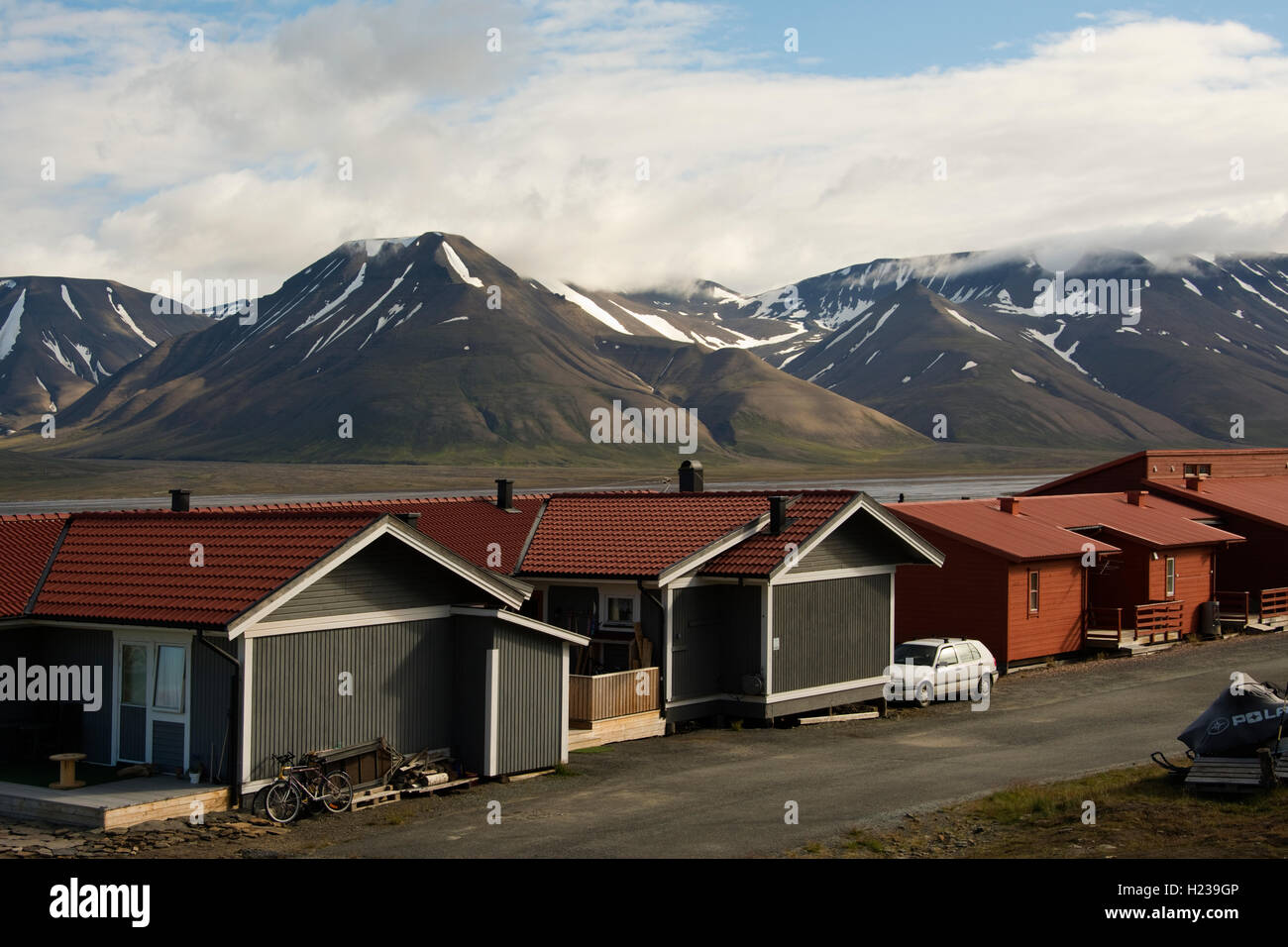 L'Europa, Norvegia, Isole Svalbard (Spitsbergen), Longyearbyen, tipico alloggiamento con scogliere di fiordo nella parte posteriore Foto Stock