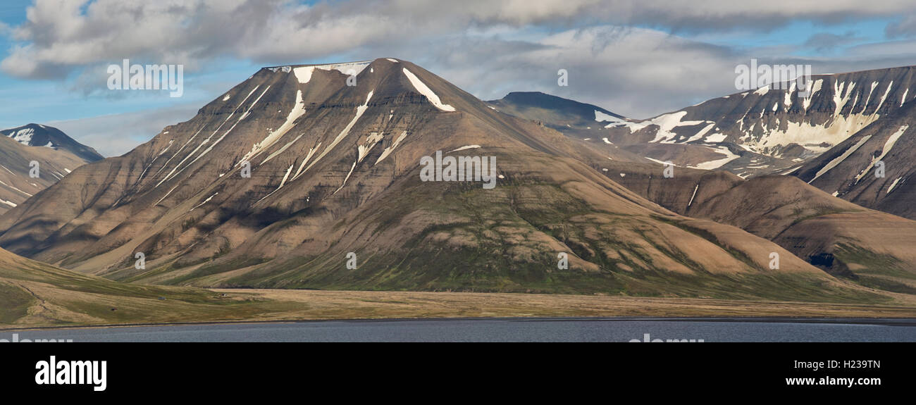 L'Europa, Norvegia, Isole Svalbard (Spitsbergen), Longyearbyen, scogliere di Adventfjorden Foto Stock