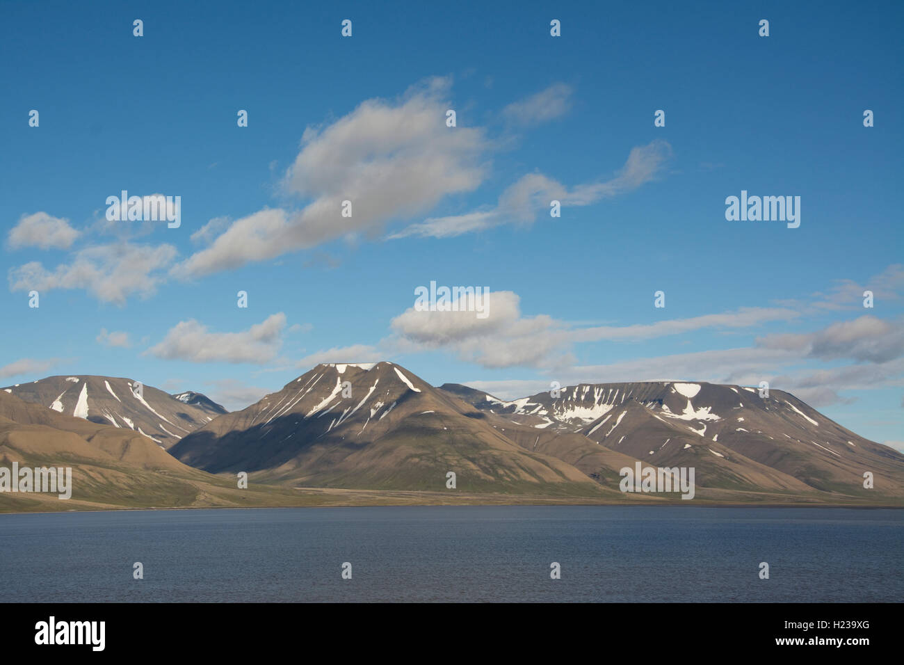 L'Europa, Norvegia, Isole Svalbard (Spitsbergen), Longyearbyen, scogliere di Adventfjorden Foto Stock