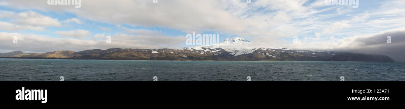 L'Europa, Norvegia, Oceano Atlantico, isola di Jan Mayen con Beerenberg vulcano ( 2,277m), la vista dal mare Foto Stock
