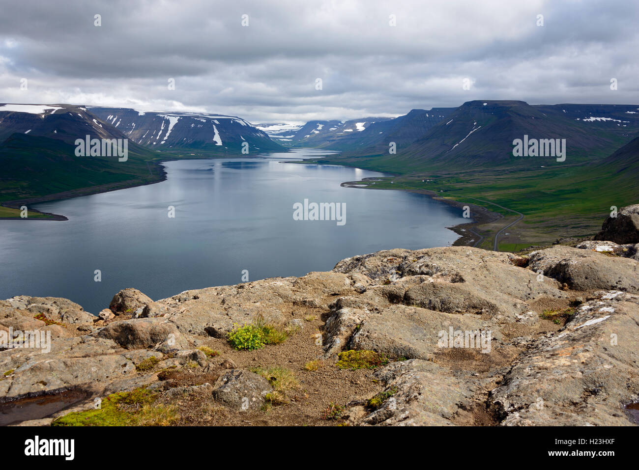 Vista dal punto di vista Sandafell, Dýrafjörður fiordo, Westfjords, Regione Occidentale, Islanda Foto Stock