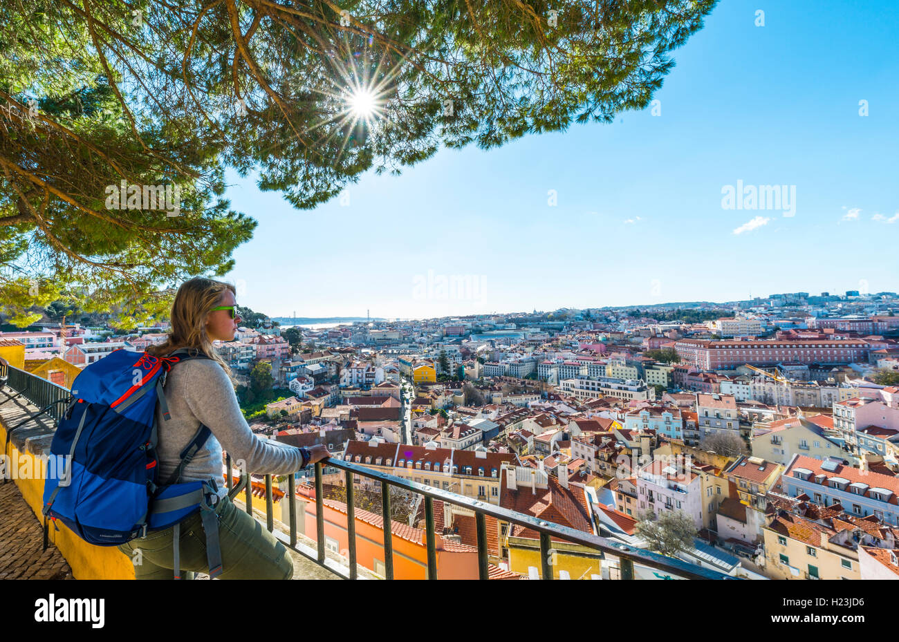 Donna che guarda la città, Graça Viewpoint, Lisbona, Portogallo Foto Stock