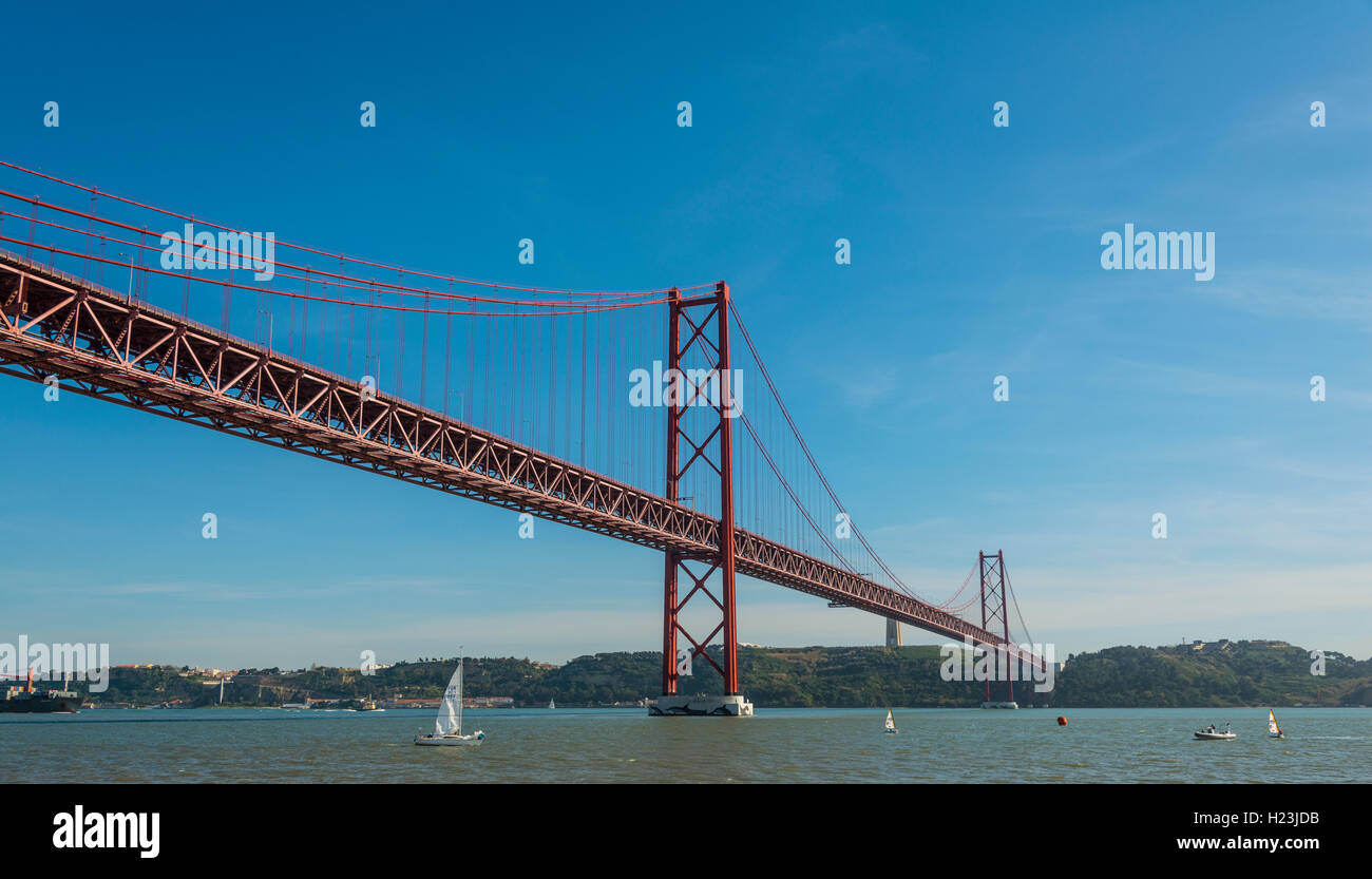 Il Ponte 25 de Abril, XXV Aprile del ponte, sul fiume Tago a Lisbona, regione Lisboa, Portogallo Foto Stock