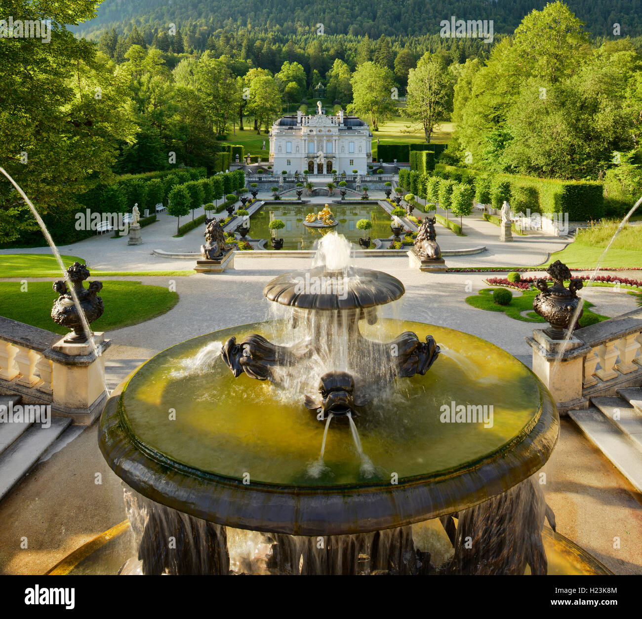 Fontana, il castello di Linderhof, facciata sud, Ettal, Unterammergau, Baviera, Germania Foto Stock