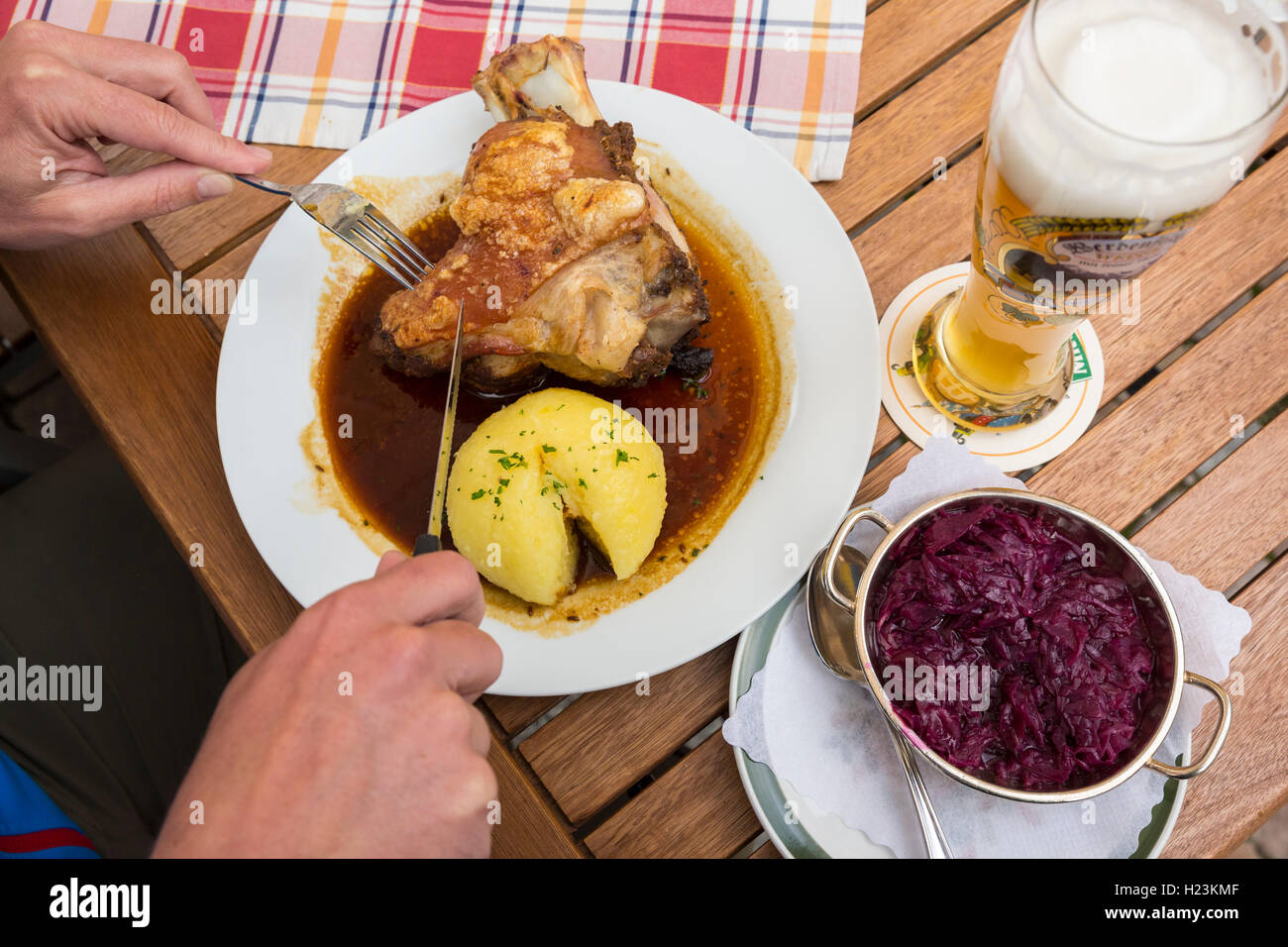 La cucina bavarese, Weissbier, maiale, gli gnocchi di patate e cavolo rosso, Hotel Post, Mittenwald, Baviera, Germania Foto Stock