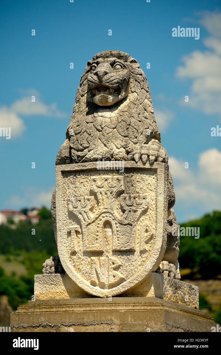 Lion statua con stemma, Tsarevets Fortezza, Veliko Tarnovo, Bulgaria Foto Stock