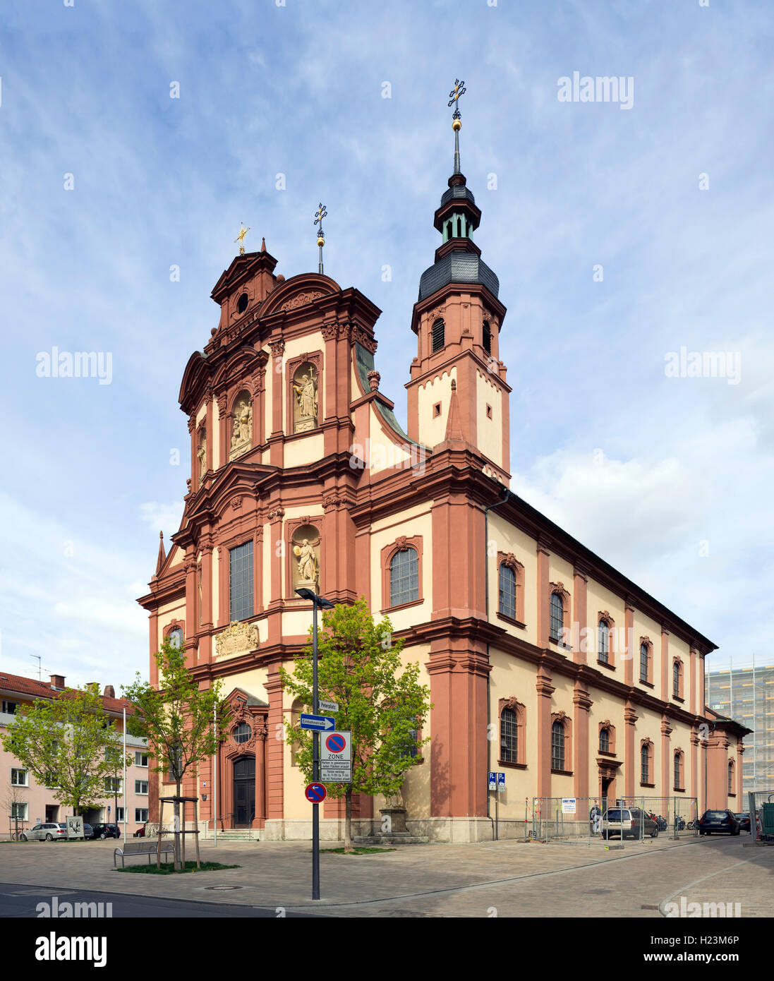Katholische Pfarrkirche San Peter und Paul a Würzburg. Die Kirche geht auf einen romanischen Bau aus dem 12. Jahrhundert zurück Foto Stock