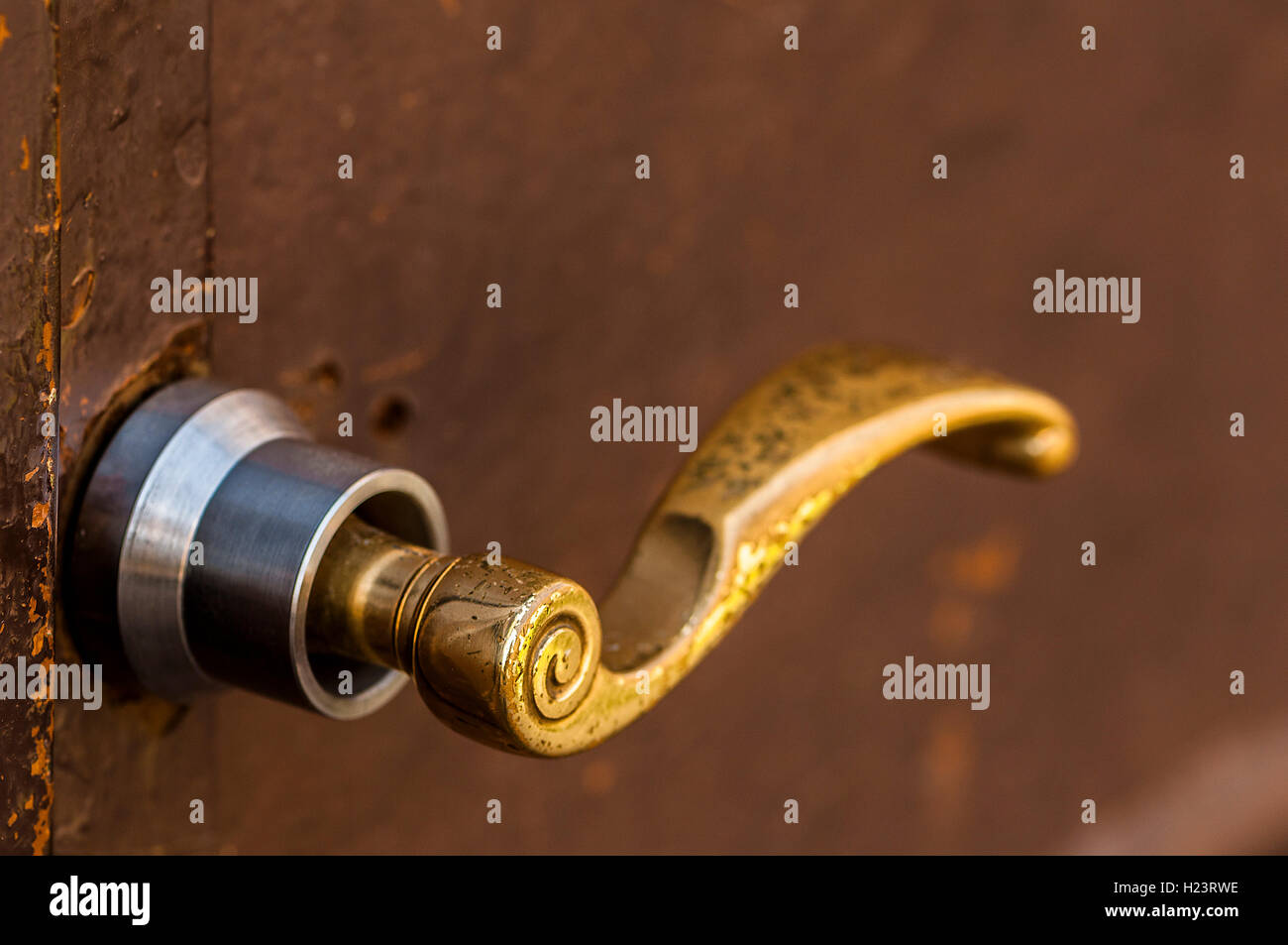 Primo piano di un vecchio e stagionato metallico maniglia della porta. Foto Stock