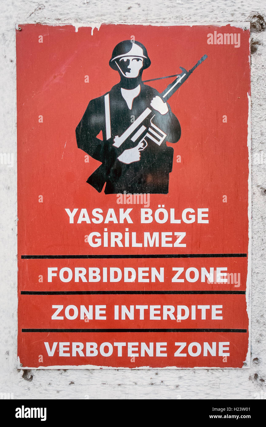 Militare turco segnaletica avvertimento contro la fotografia riprese o infedeltà Foto Stock
