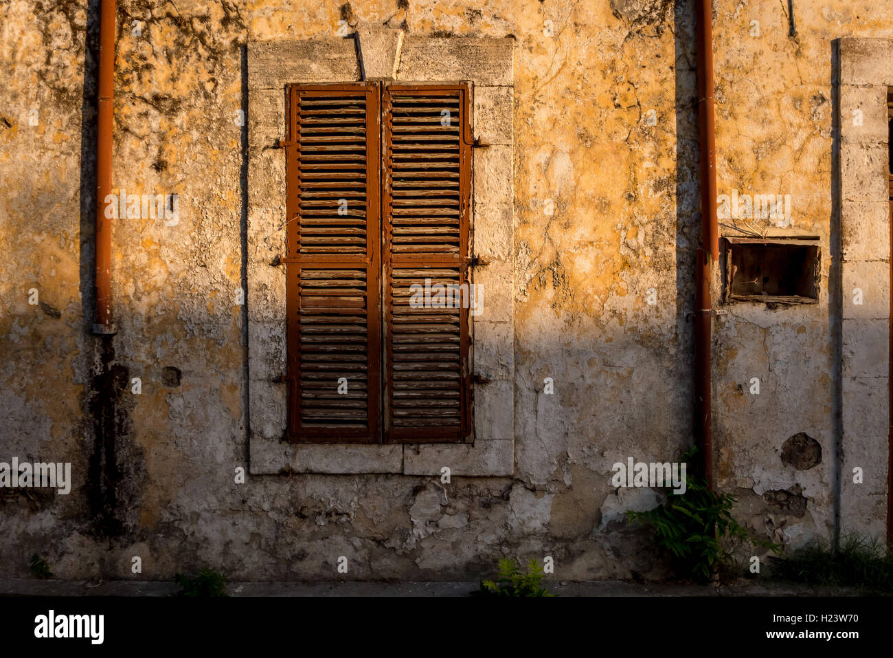 La luce del sole gioca su portali in città di Kyrenia in Cipro Foto Stock