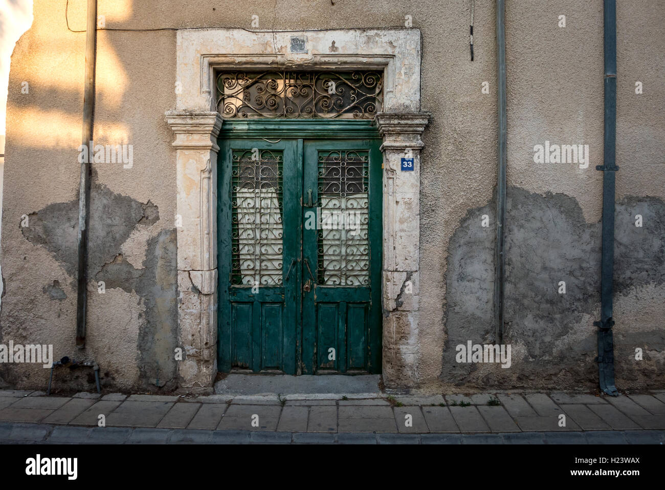 La luce del sole gioca su portali in città di Kyrenia in Cipro Foto Stock