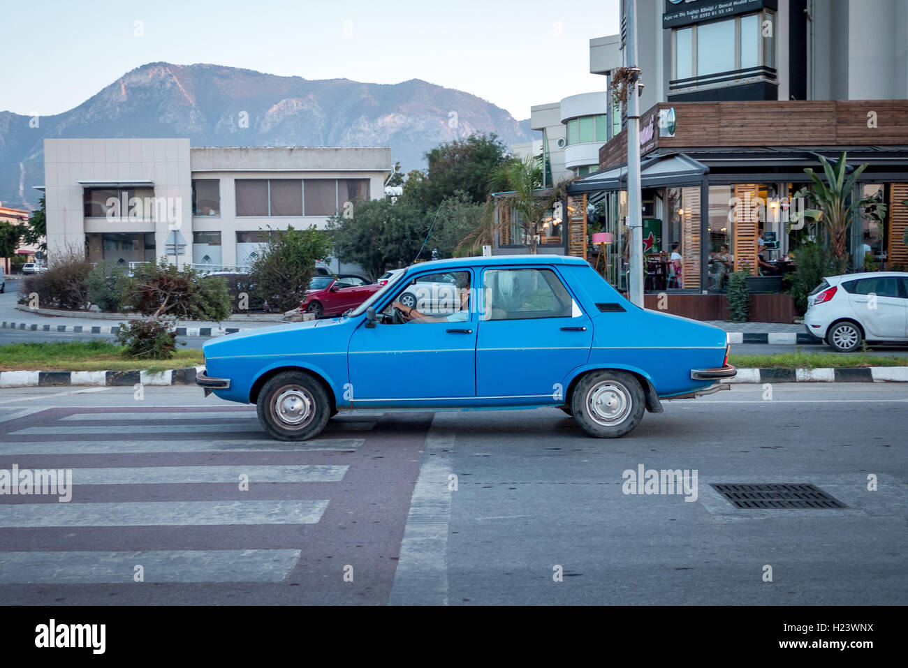 La si vede raramente la Renault 12 nella Repubblica Turca di Cipro del Nord durante un Ramblers in tutto il mondo vacanza a piedi. Foto Stock