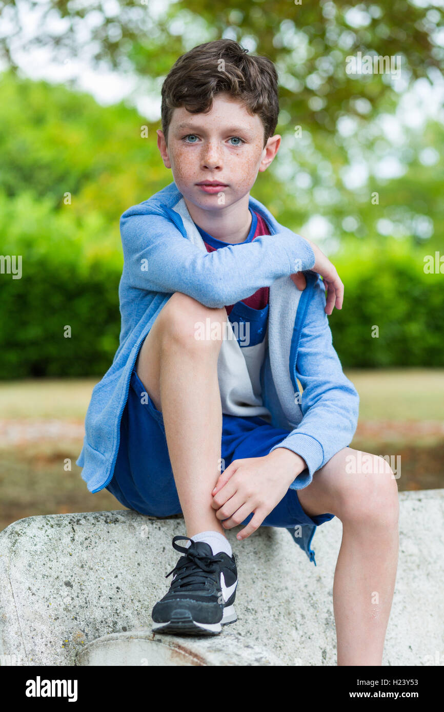 Dieci anni vecchio ragazzo. Foto Stock