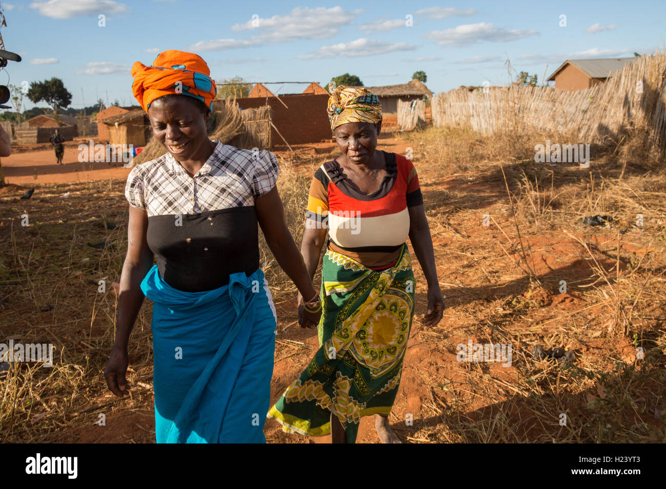 Villaggio Namina, Nampula Provincia, Mozambico, Agosto 2015: Maria con la sua sorella Luisa Lima. Maria Albino, 42, è stato diagnosticato con cataratta bilaterale da Nampula e Ribaue outreach team. Lei avrà il suo cataratcs rimosso in corrispondenza Ribaue Hopsital. Questo progetto è supportato da Sightsavers. Foto di Mike Goldwater Foto Stock