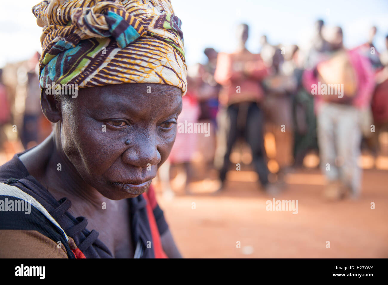 Villaggio Namina, Nampula Provincia, Mozambico, Agosto 2015: Maria Albino, 42, è stato diagnosticato con cataratta bilaterale da Nampula e Ribaue outreach team. Lei avrà il suo cataratcs rimosso in corrispondenza Ribaue Hopsital. Questo progetto è supportato da Sightsavers. Foto di Mike Goldwater Foto Stock