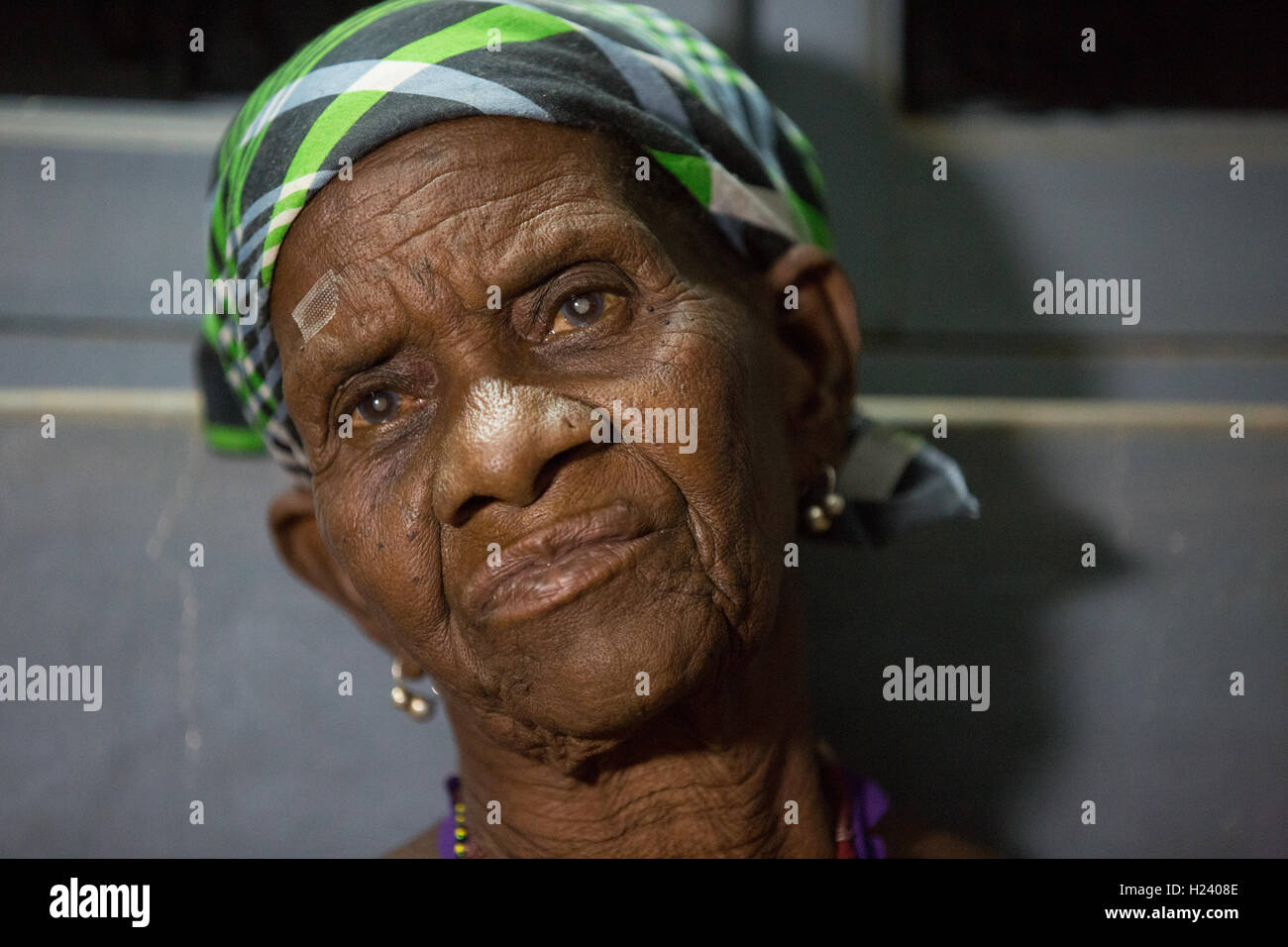 Città Ribue, Nampula Provincia, Mozambico, Agosto 2015: Maria Alihoca da Lalaua ha cateracts bilaterali. Foto di Mike Goldwater Foto Stock
