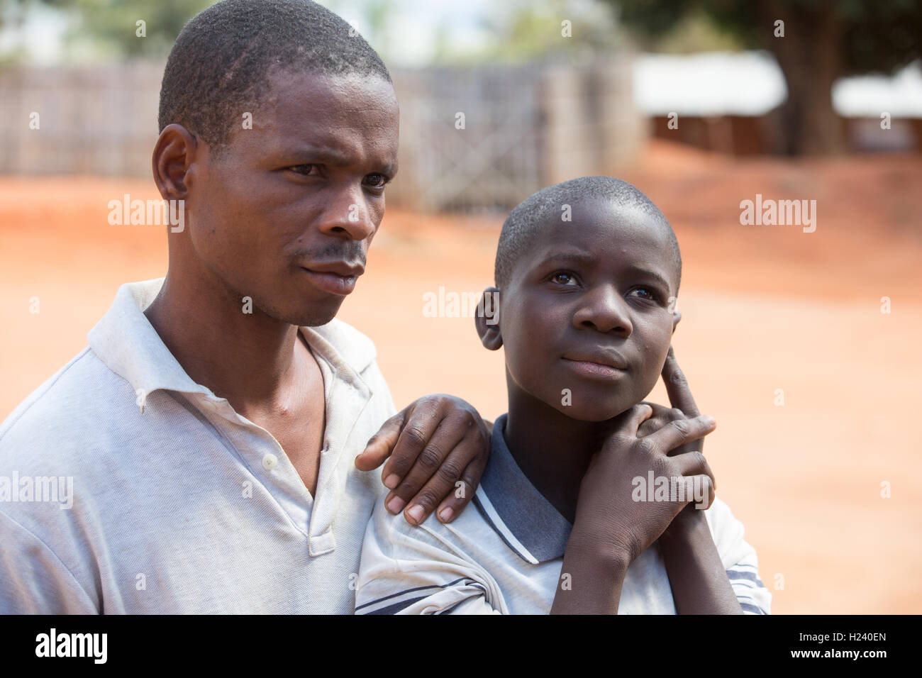 Città Ribue, Nampula Provincia, Mozambico, Agosto 2015: Saide Antonio, 16, con cataratta bilaterale, da Lalaua con suo padre . Foto di Mike Goldwater Foto Stock