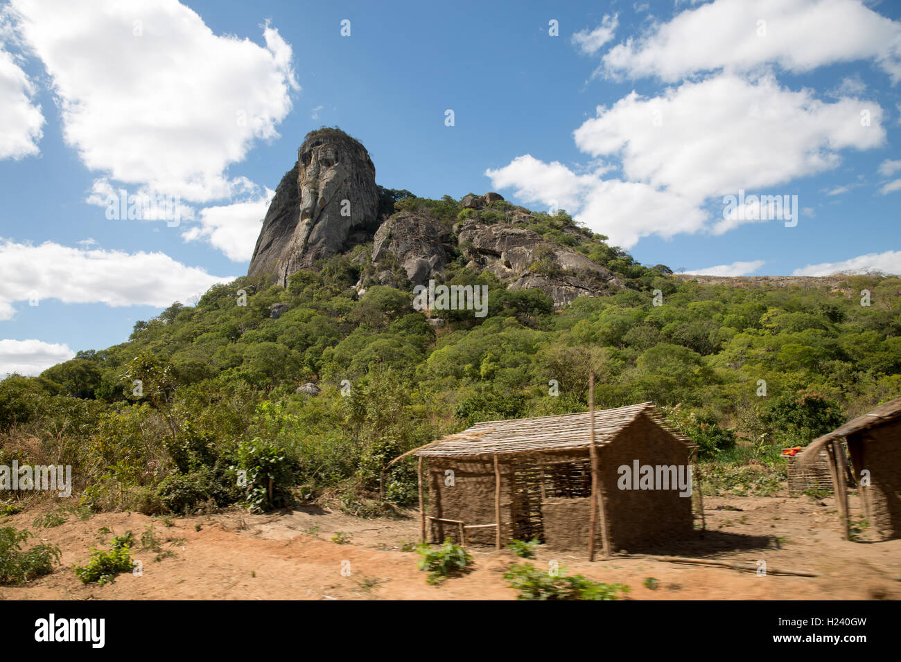 Distretto Lalaua, Nampula Provincia, Mozambico, Agosto 2015: affioramenti rocciosi che punteggiano il paesaggio. Foto di Mike Goldwater Foto Stock