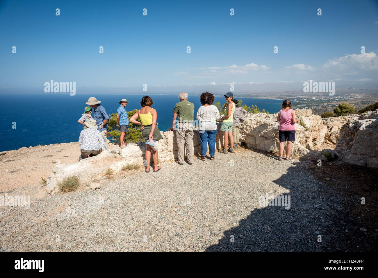 I turisti che visitano il sito antico di Vouni palazzo nella parte settentrionale di Cipro Foto Stock