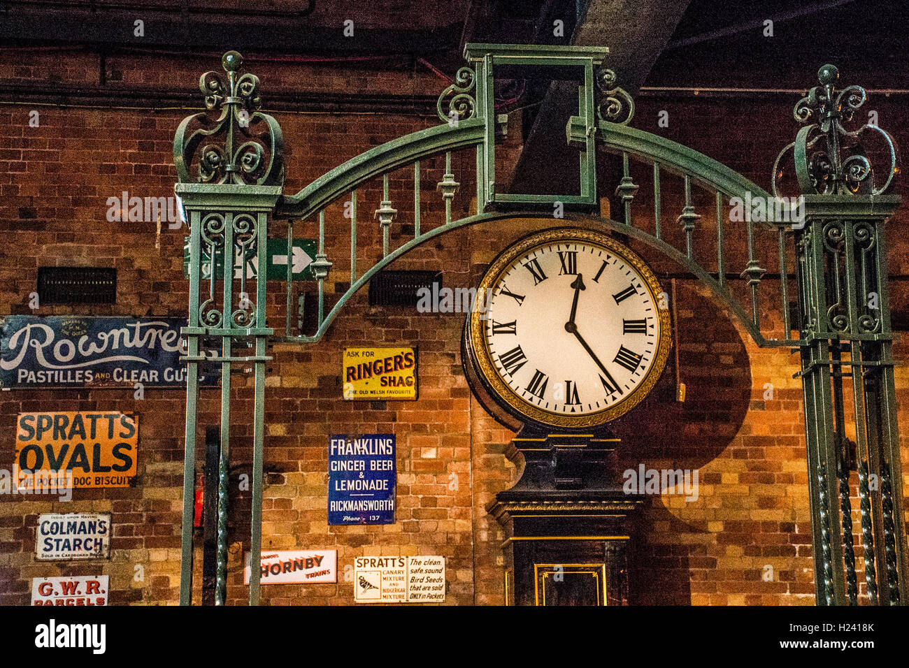 York ferrovia stazione ferroviaria yorkshire orologio vintage Foto stock -  Alamy