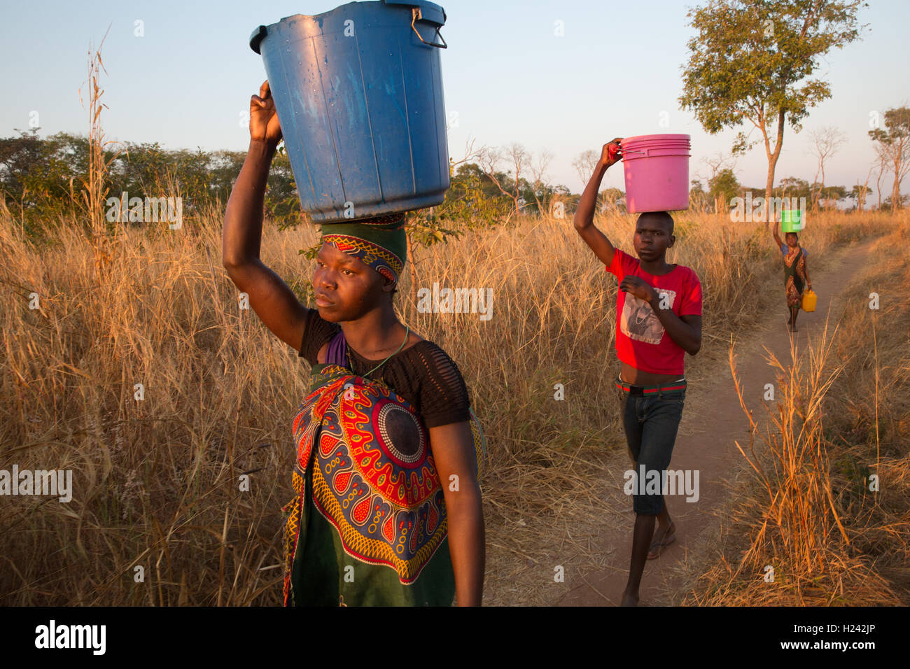 Distretto Lalaua, Nampula Provincia, Mozambico, Agosto 2015: Laurinda Diego i bambini prendere l'acqua da un pozzo vicino. Foto di Mike Goldwater Foto Stock