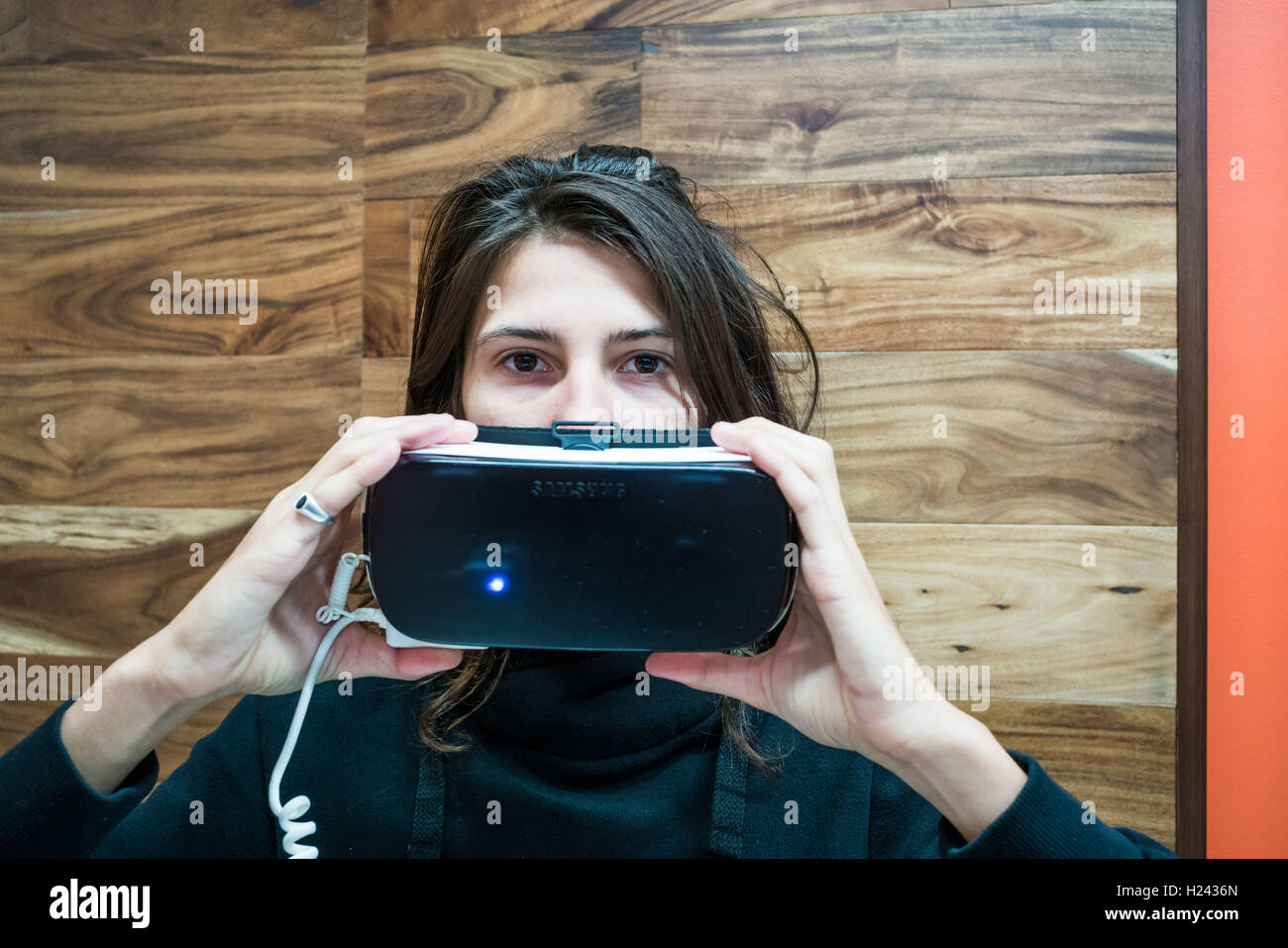 Donna che indossa una realtà virtuale auricolare. Foto Stock