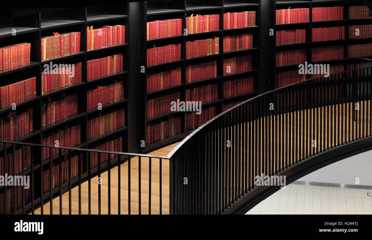 Antica biblioteca con libri in rosso Foto Stock