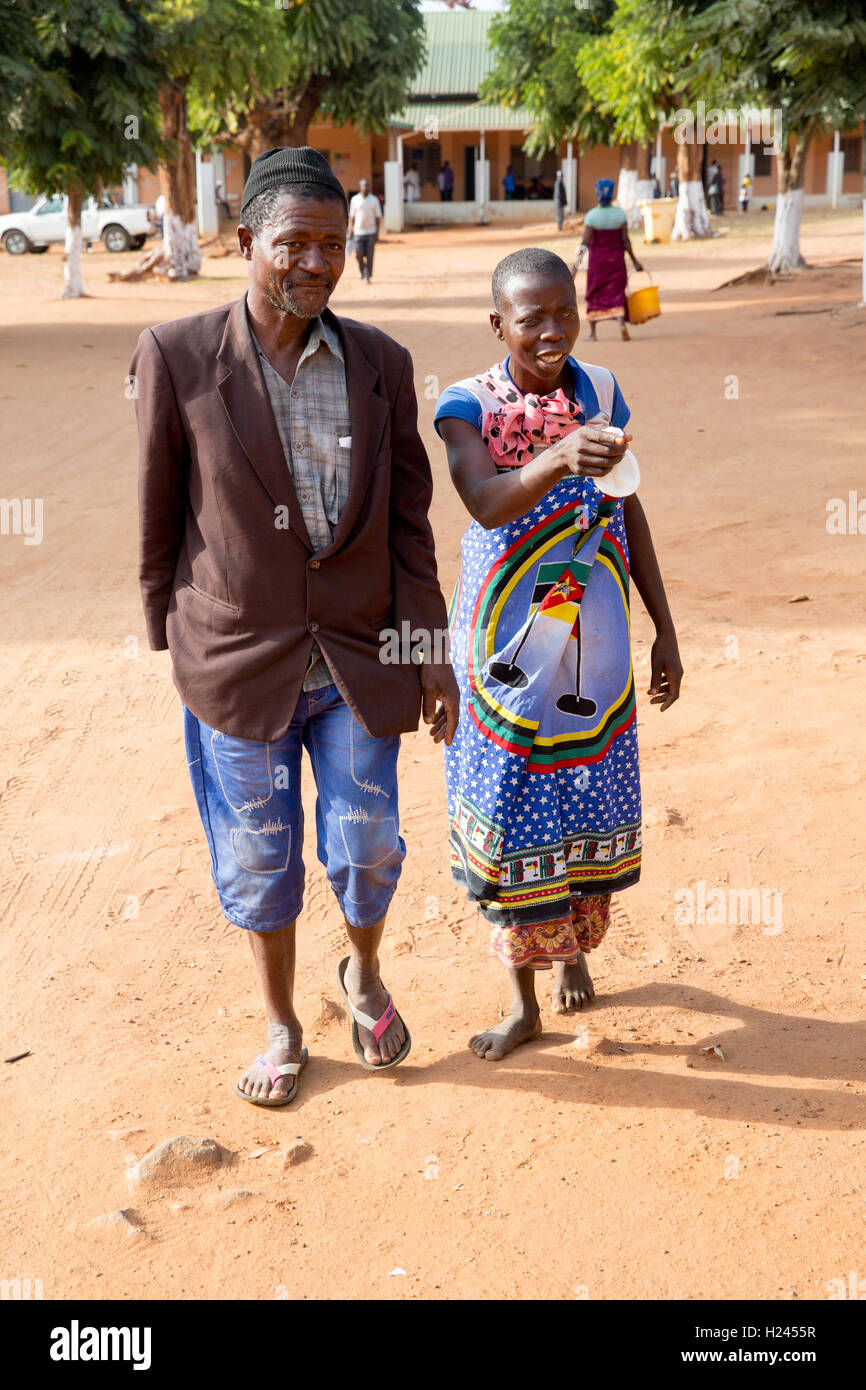 Ospedale Ribaue, Ribaue, Nampula Provincia, Mozambico, Agosto 2015: Laurinda Diego passeggiate con il leader della comunità Mario Amusiyala dopo la sua operazione di cataratta il giorno prima. Foto di Mike Goldwater Foto Stock