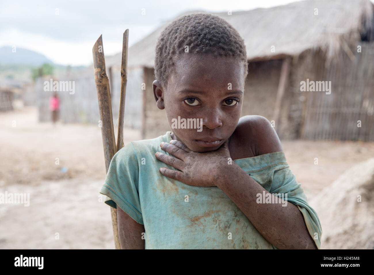 Villaggio Cavaia, Chica district . Nampula Provincia, Mozambico, Agosto 2015: Tominho Alberto, 8 anni. I suoi genitori sono gli agricoltori. Foto di Mike Goldwater Foto Stock