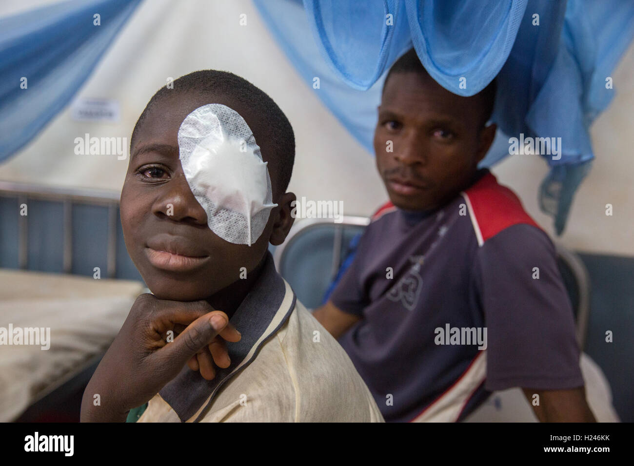 Ospedale Ribaue, Ribaue, Nampula Provincia, Mozambico, Agosto 2015: Saide Antonio, 16, avrà il bendaggio rimosso dal suo occhio sinistro domani dopo la sua seconda operazione per cataratta bilaterale. Foto di Mike Goldwater Foto Stock