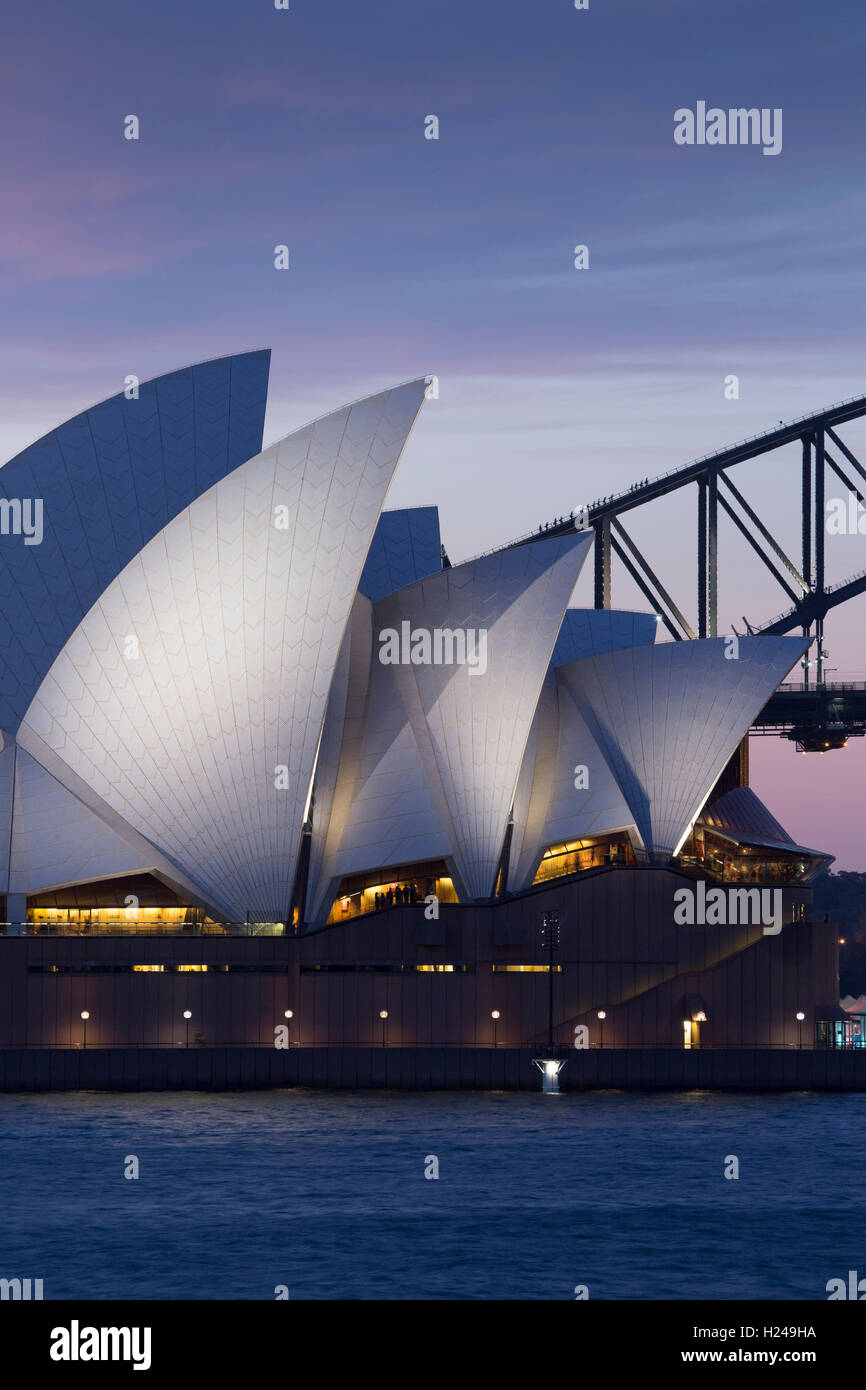 Il tramonto di Sydney Opera House e Harbour Bridge da Mrs Macquaries Point Sydney Australia Foto Stock