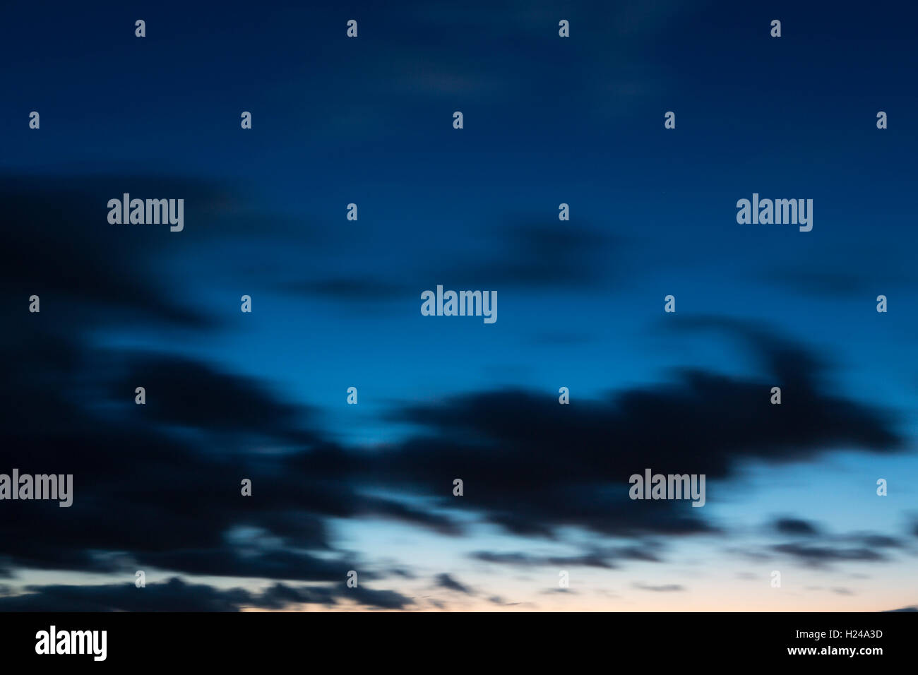 Nuvole in movimento attraverso un cielo twlit in inverno offuscata e morbida con il movimento del vento. Foto Stock