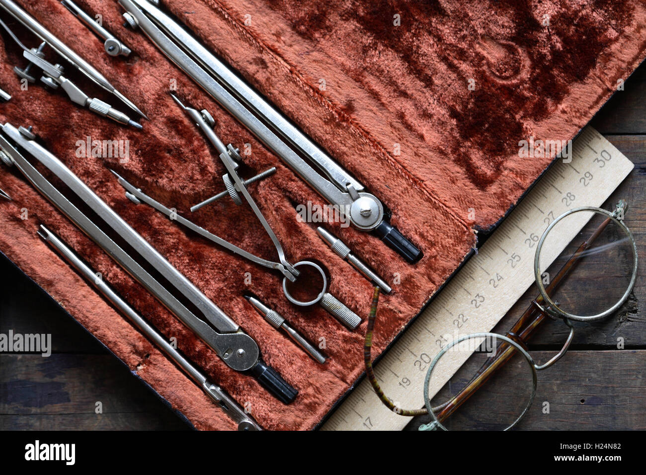 Set di vintage strumento di disegno nella casella vicino a righello e occhiali Foto Stock