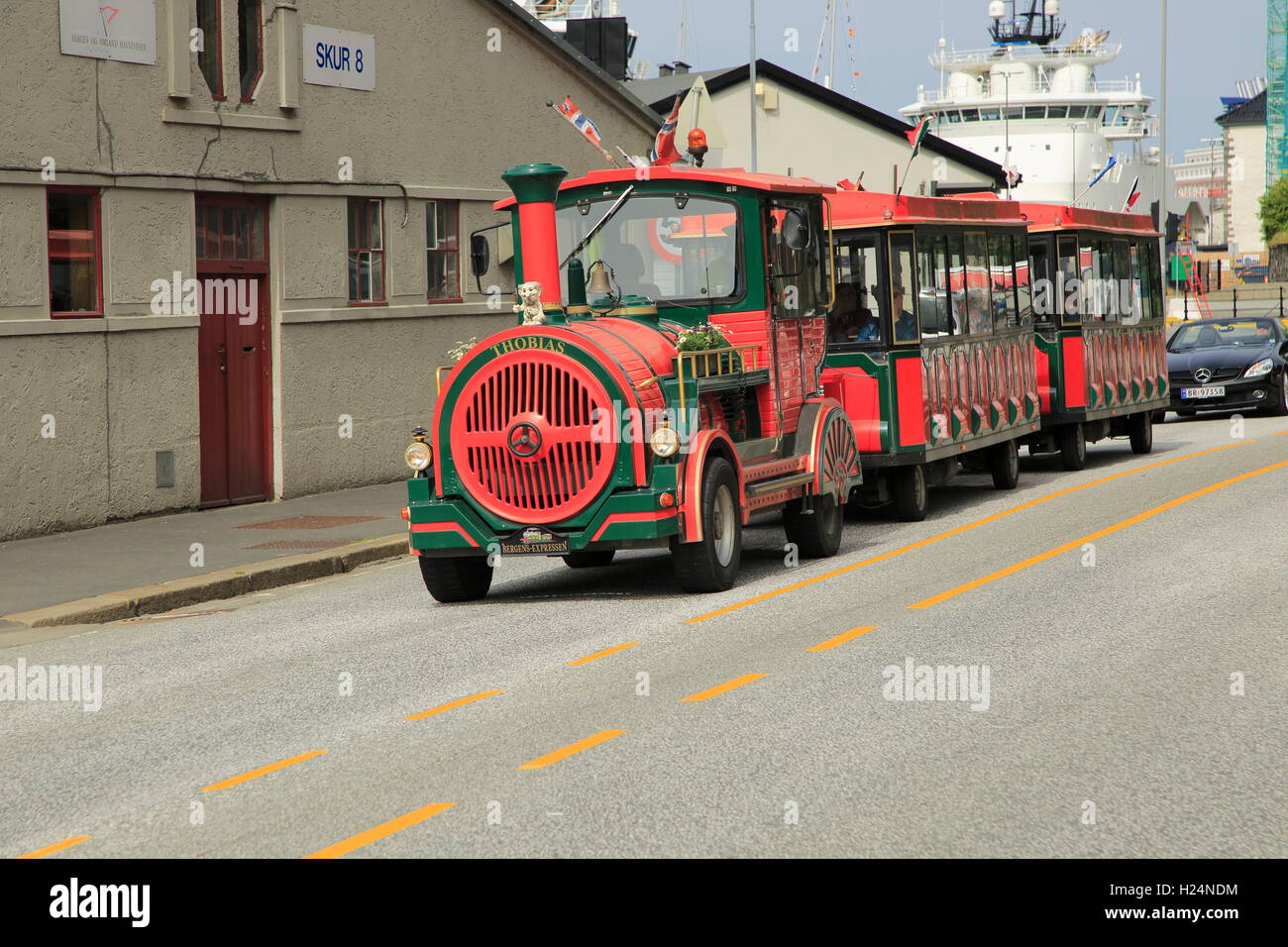 Treno su strada trasporto turistico città di Bergen, Norvegia Foto Stock
