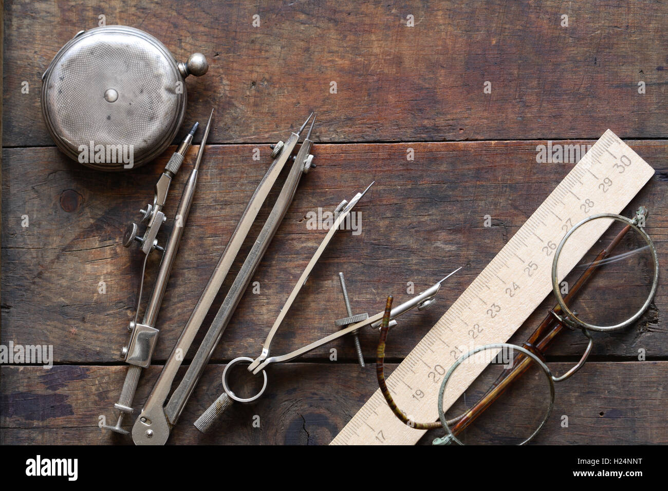 Set di vintage strumento di disegno nei pressi di righello e occhiali Foto Stock